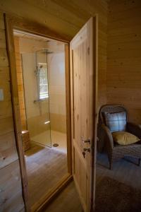 Gambar di galeri bagi The Log Cabin Sussex di Uckfield