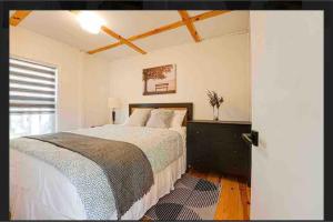 een slaapkamer met een groot bed en een raam bij Beachfront Cabin #5- Maijac Resort & Marina in Magnetawan +19 foto's