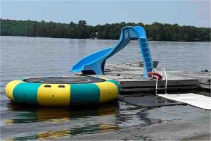 een waterglijbaan op een steiger in het water bij Beachfront Cabin #5- Maijac Resort & Marina in Magnetawan