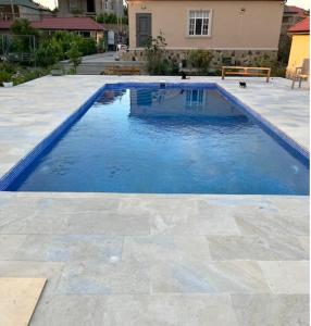 Bazén v ubytování Elshan's dacha nebo v jeho okolí + 1 fotografie