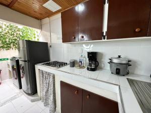 a kitchen with a stove and a refrigerator at La posada del gordo para 10 personas in Quimbaya