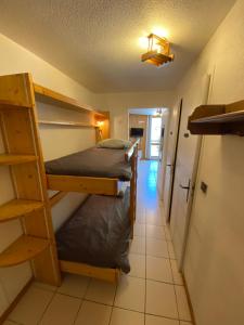 莱德萨阿尔卑斯1 Bedroom appt with mountain views的一间有两张双层床和走廊的房间