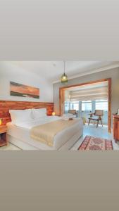 A bed or beds in a room at Triangulo Hotel