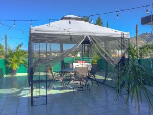 a gazebo with chairs and a table under it at Departamentos "GARCÍA LÓPEZ" 1 dormitorio a 20min del centro de Oaxaca in Oaxaca City