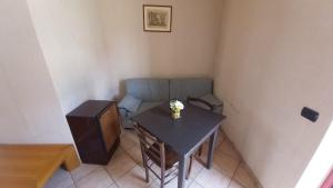 a small room with a table and a tv at La Terrazza in Cherasco