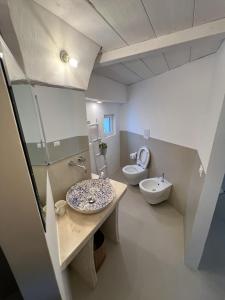 un baño con lavabo e inodoro en L'Arco delle Fogge - Suite con Terrazzo Esclusivo, en Fasano