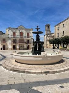 a fountain in the middle of a courtyard at B&B Nanze' e Rete' - Esperienze Pugliesi in Carosino