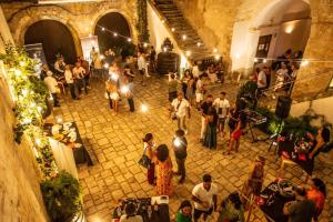 a crowd of people standing around in a building at B&B Nanze' e Rete' - Esperienze Pugliesi in Carosino