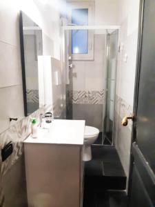 un bagno con lavandino, doccia e WC di La Corte Charm Apartment- Where the memories are made a Genova