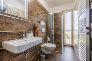 un bagno con lavandino e WC di HP APARTMÁNY SKIAREÁL- Buková Hora v Orlických horách 100 m od lanovky a Červená Voda Altre 37 foto