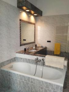 un bagno con vasca e lavandino di La Corte Charm Apartment- Where the memories are made a Genova