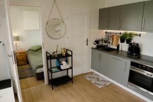 Kuchnia lub aneks kuchenny w obiekcie Apartament Domek Romi w Augustowie do wynajęcia