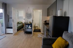 Kuchnia lub aneks kuchenny w obiekcie Apartament Domek Romi w Augustowie do wynajęcia
