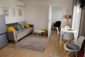 Część wypoczynkowa w obiekcie Apartament Domek Romi w Augustowie do wynajęcia