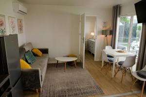 salon z kanapą i stołem w obiekcie Apartament Domek Romi w Augustowie do wynajęcia w mieście Augustów +22 zdjęcia