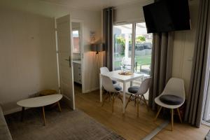 Część wypoczynkowa w obiekcie Apartament Domek Romi w Augustowie do wynajęcia