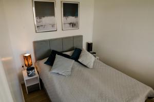 Łóżko lub łóżka w pokoju w obiekcie Apartament Domek Romi w Augustowie do wynajęcia