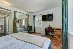 En eller flere senge i et værelse på Captain' s Villa Boutique Hotel + 64 billeder