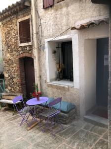 Patio nebo venkovní prostory v ubytování Logement neuf centre du village aux pieds du château