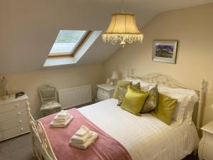 sypialnia z łóżkiem i ręcznikami w obiekcie Dolly's Cottage w mieście Warrenpoint