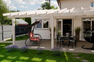 Ogród w obiekcie Apartament Domek Romi w Augustowie do wynajęcia