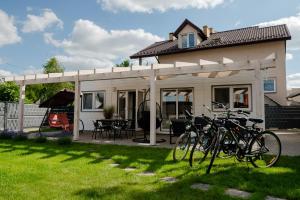 grupa rowerów zaparkowanych przed domem w obiekcie Apartament Domek Romi w Augustowie do wynajęcia w mieście Augustów