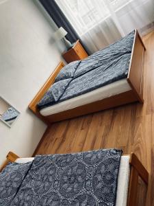 2 stapelbedden in een kamer met houten vloeren bij Apartament Leona in Ostrowo