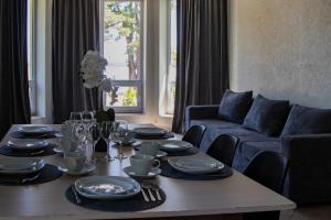 陶格夫匹尔斯Stropu Resort的客厅配有带盘子和酒杯的桌子