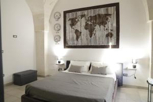 Un dormitorio con una cama y un cuadro en la pared. en B&B Casa dell'Ingegnere, en Carosino