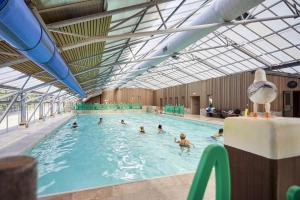 a group of people swimming in a swimming pool at Estivo Premium Mobile homes on Holidaypark TerSpegelt in Eersel
