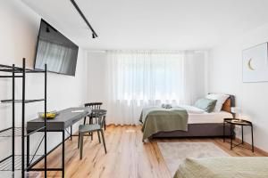 a bedroom with a bed and a desk in it at Neu mit Terrasse! 2BR 4Beds- schönste Aussicht - frisch saniert- barrierefreie! -Mozart ZWEI - Bietigheim in Bietigheim-Bissingen