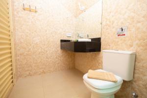 une salle de bain avec toilettes, douche et lavabo dans l'établissement Rancho Colonial 6 suítes acesso ao Lago das Brisas, à Corumbazul 14 autres photos