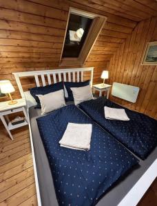 Postel nebo postele na pokoji v ubytování Cosy cottage with wellness
