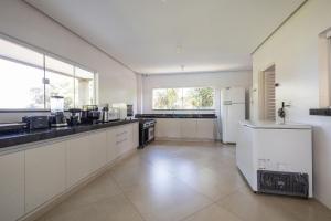 Kuchyň nebo kuchyňský kout v ubytování Rancho paradisíaco c/ 7 suítes no Lago das Brisas