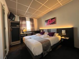 Postel nebo postele na pokoji v ubytování BRIT HOTEL LE VESOUL