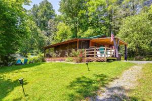 Zahrada ubytování Bryson City Home with Deck about 1 Mi to Fontana Lake