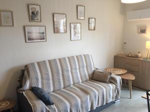 a living room with a couch and a table at LouEva in Mimizan