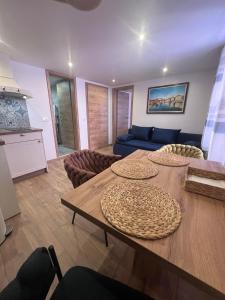 Una sala de estar con una mesa y un sofá azul. en Apartments Diana Piran, en Piran