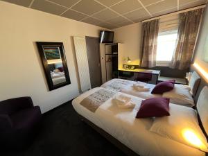 Postel nebo postele na pokoji v ubytování BRIT HOTEL LE VESOUL