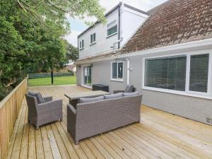 eine Holzterrasse mit zwei Sofas auf einem Haus in der Unterkunft Wychwood in Haverfordwest