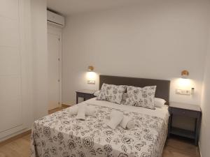 una camera da letto con un letto grande con due cuscini di Casa Cantinero 1 - Parking Gratis ad Ardales Altre 47 foto
