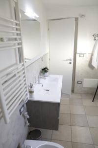 Un baño blanco con lavabo e inodoro. en B&B Casa dell'Ingegnere, en Carosino 33 fotos más