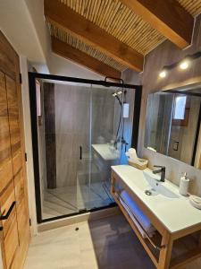 Koupelna v ubytování Hotel Pirwa + 37 fotografií