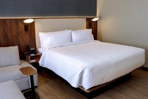Postel nebo postele na pokoji v ubytování Courtyard by Marriott Puebla Las Animas