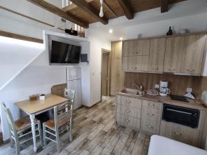 A kitchen or kitchenette at Green House Skiathos