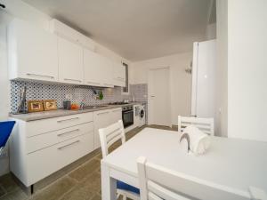 LA FINESTRA SUL MARE - Antonella Apartment的厨房或小厨房
