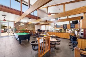 um restaurante com uma mesa de bilhar no meio em Ciloms Airport Lodge em Melbourne