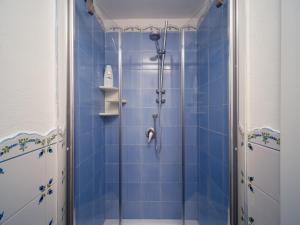 维耶斯泰LA FINESTRA SUL MARE - Antonella Apartment的浴室设有蓝色瓷砖淋浴。