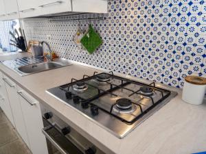 LA FINESTRA SUL MARE - Antonella Apartment的厨房或小厨房