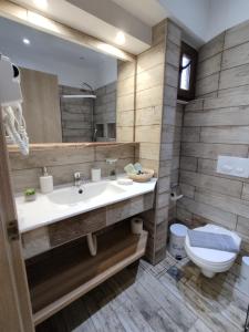 A bathroom at Green House Skiathos